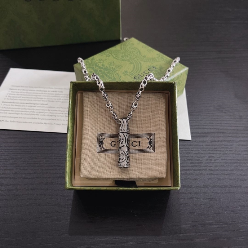 G*u*i necklaces